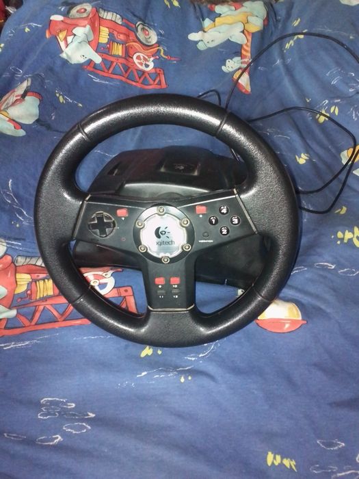 Vând volan Logitech