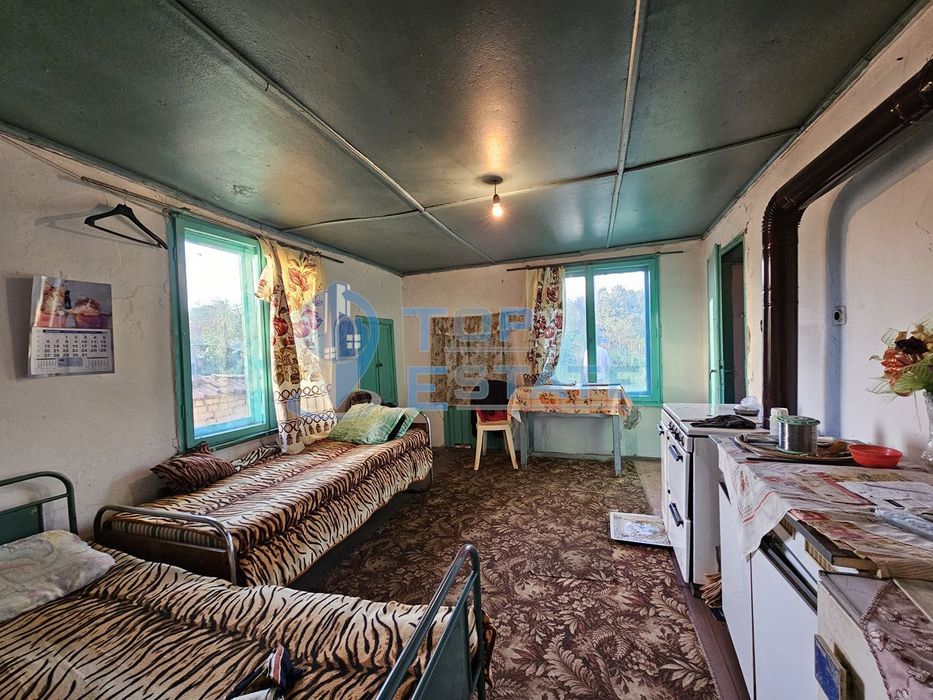 Тухлена къща с голям двор и кладенец в село Писарево