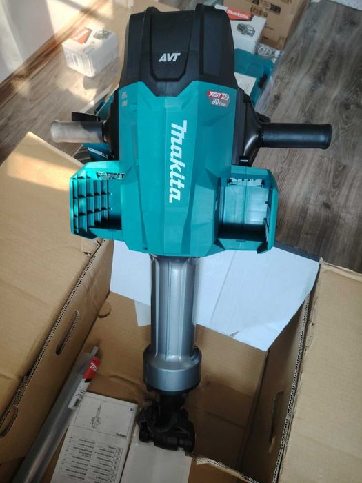 Продавам Makita HM002G – акумулаторен къртач XGT 40V Max x2 (80V Max), SDS-MAX + зарядно и 2 батерии