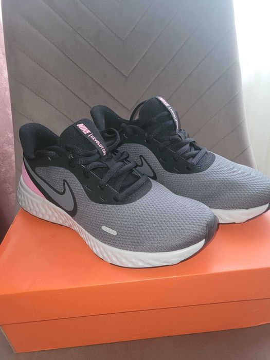 Nike Revolution 5 Marime: 40 Noi