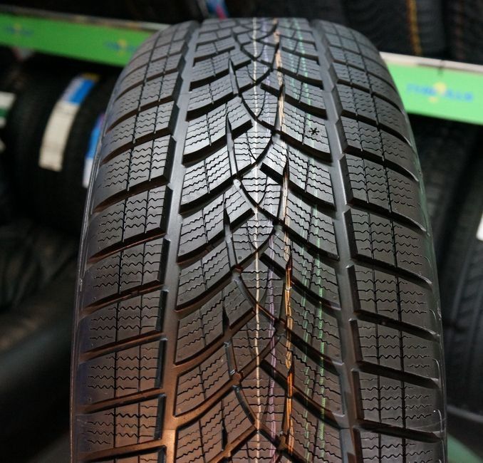 Goodyear UltraGrip Performance SUV G1 245/45 R21