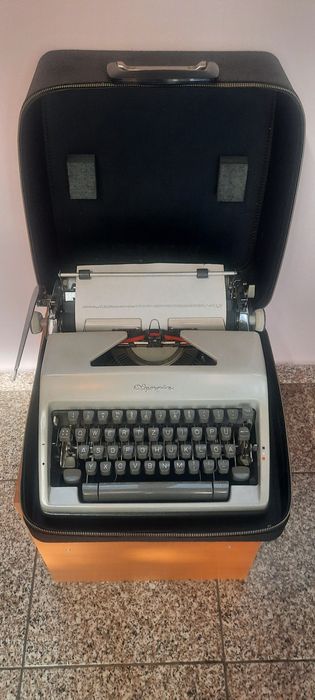 Mașină de scris Olympia impecabilă