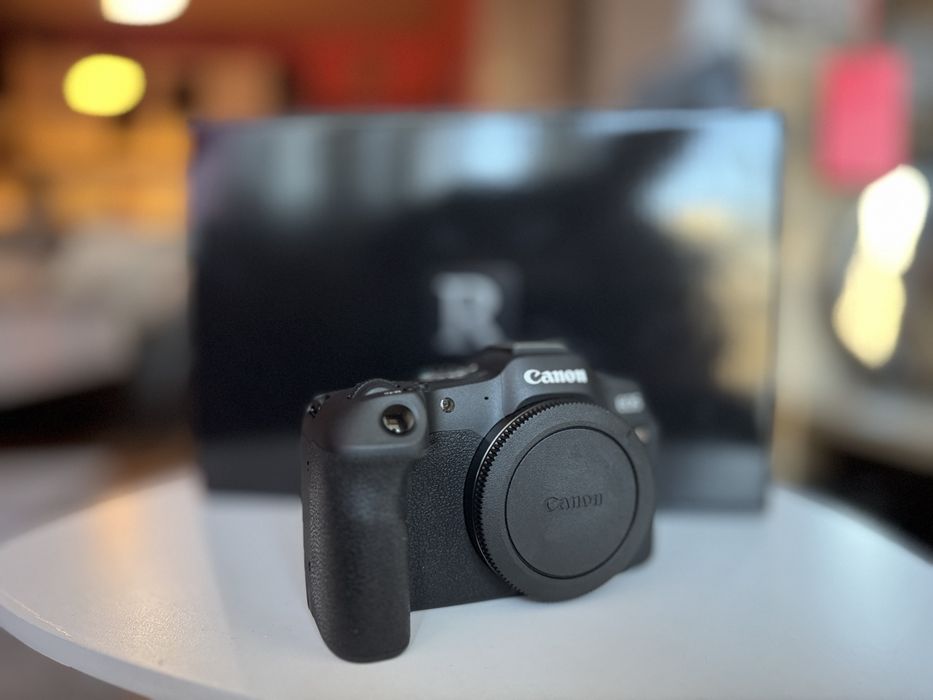 Фотоапарат Canon R8  гаранция  Грип и 4 батерии