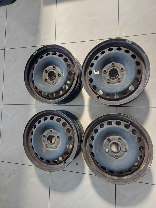 Vand jenti aurovehicul pe 15