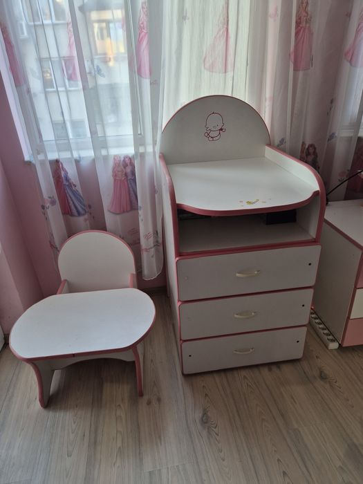 Бебешки скрин/шкаф + масивна детска  масичка със столче