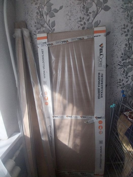 Продам межкомнатную дверь, вместе с доборами