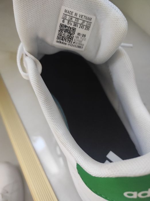 Adidași firma Adidas