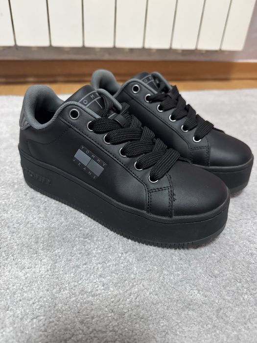 Оригинални обувки на Tommy Jeans. Обувчиците са обувани точно 2 пъти!