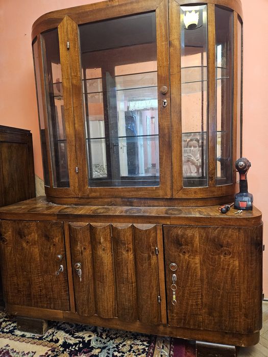 Vitrina veche din lemn masiv