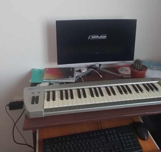 Ovoz yozish studio tayyor sotiladi