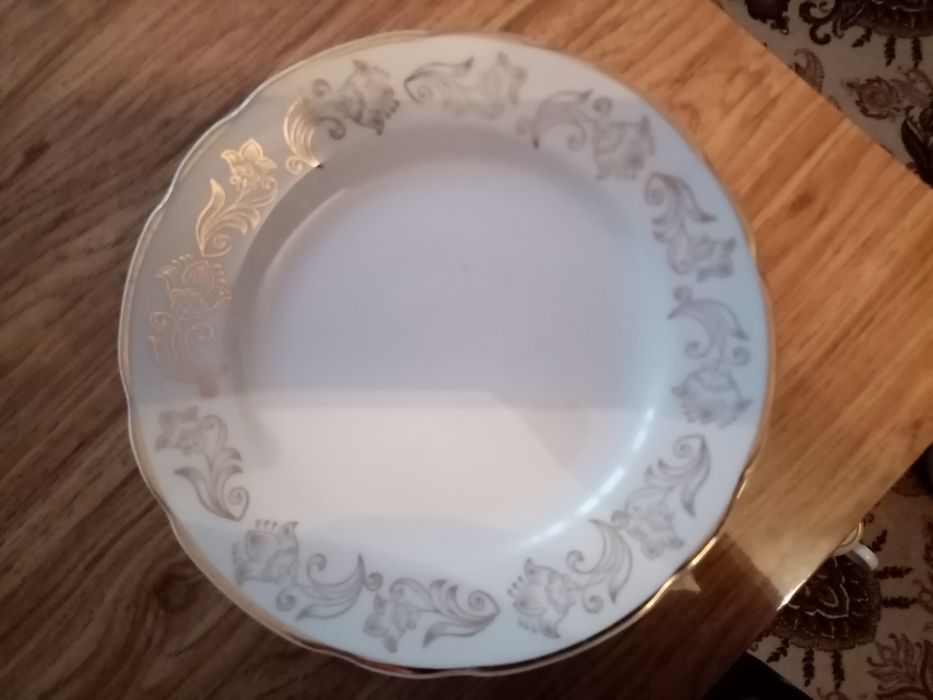 Продам набор тарелок.