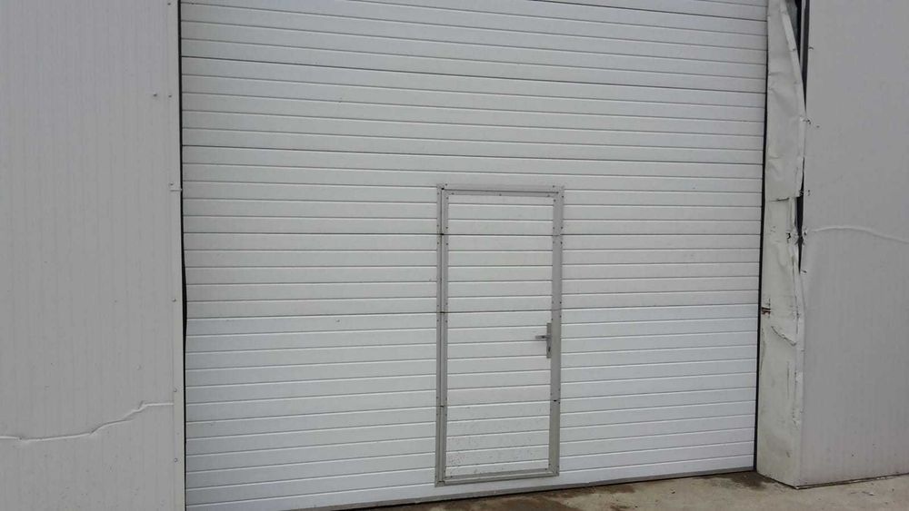 Usa sectionala cu usa pietonala