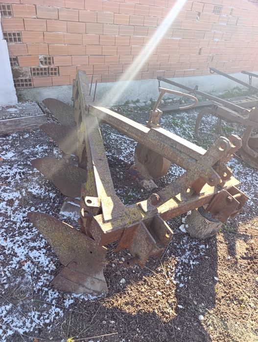 Продавам чизел и плуг 4/25