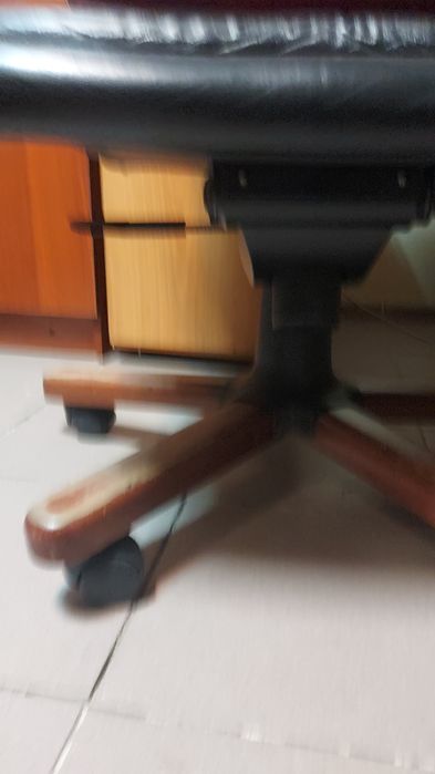 Офисное кожаное кресло