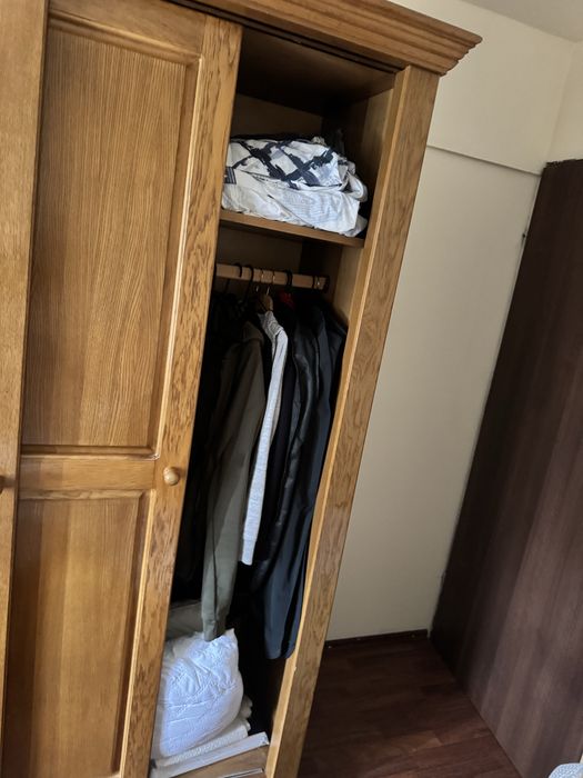 Dormitor lemn masiv (pat 160x200 + 2 noptiere + șifonier) – stare foarte bună