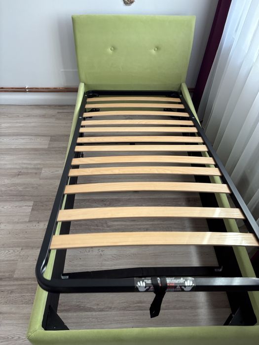 Pat cu saltea 90 x 200 ca nou din Italia