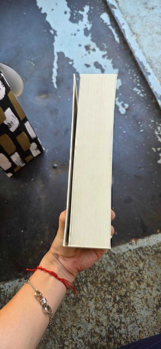 Книги-1ва част на ,,Училище за добро и зло" на Соман Чейнани и ,,Пламенна" Хана Грейс