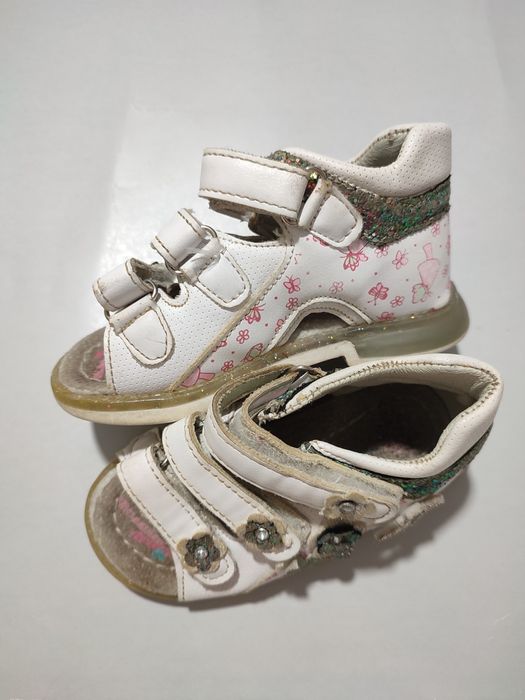 Обувь для девочек: Кеды 29р, Сандали 23р.