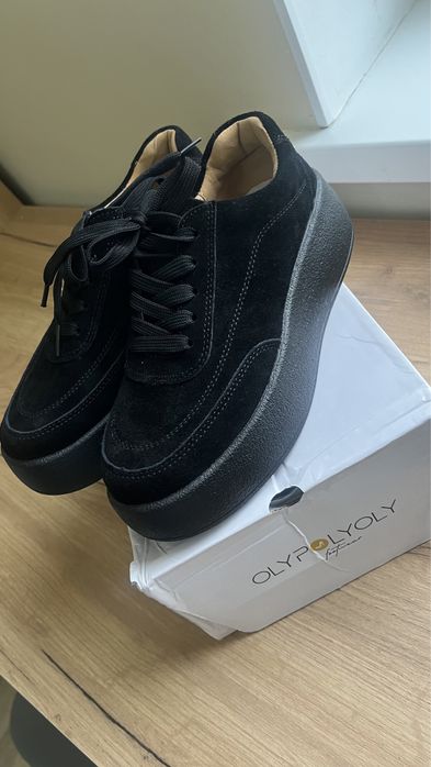 Кроссовка женская