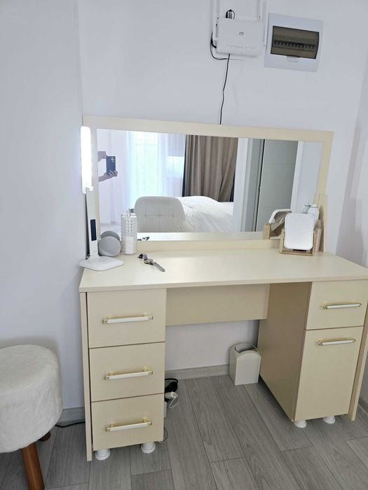set mobilier elegant -  masa de machiaj cu oglinda + 2 noptiere , stare impecabila