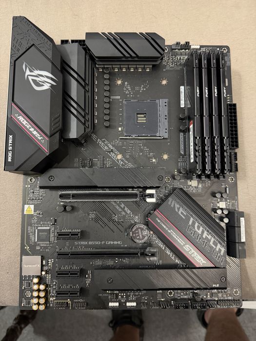 Placa de baza ASUS Rog Strix B550F (nu vine cu rami)