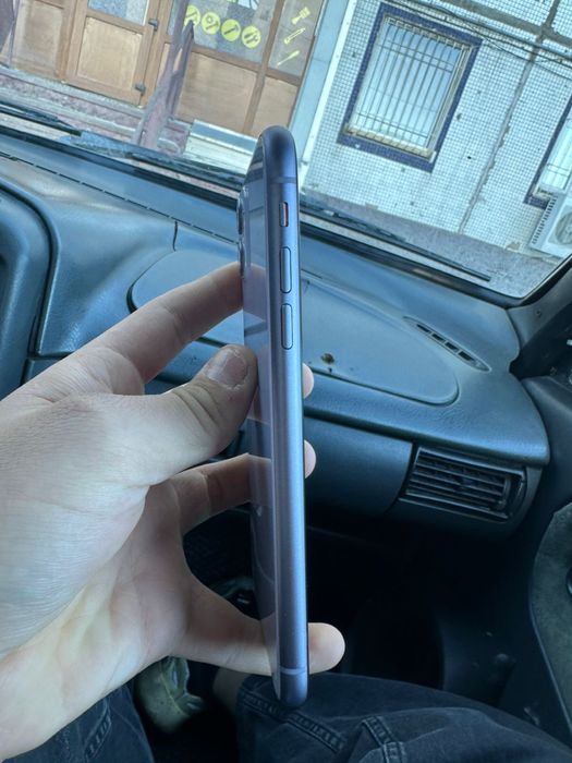 Продам айфон 11