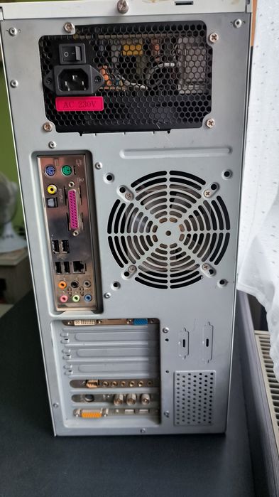 Vând unitate PC, cu Windows 7