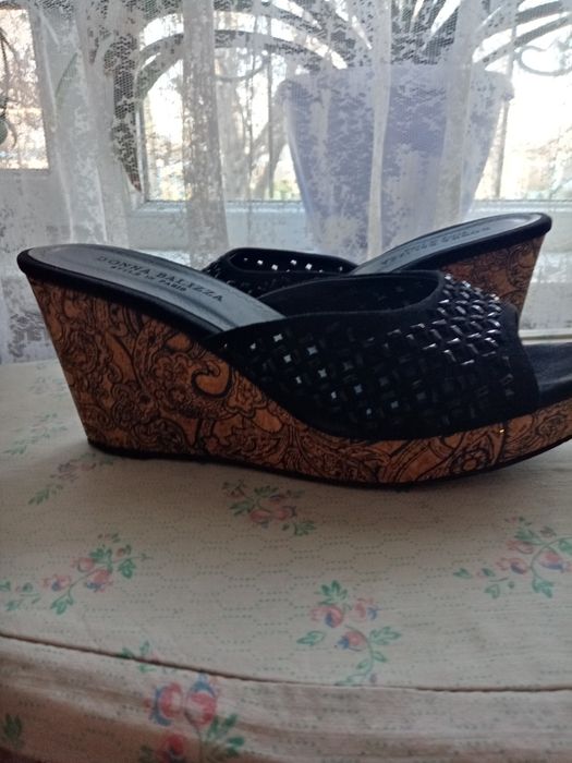 Шлепки на платформе