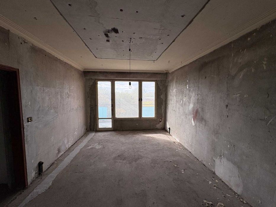 Продавам тристаен апартамент на комуникативно място