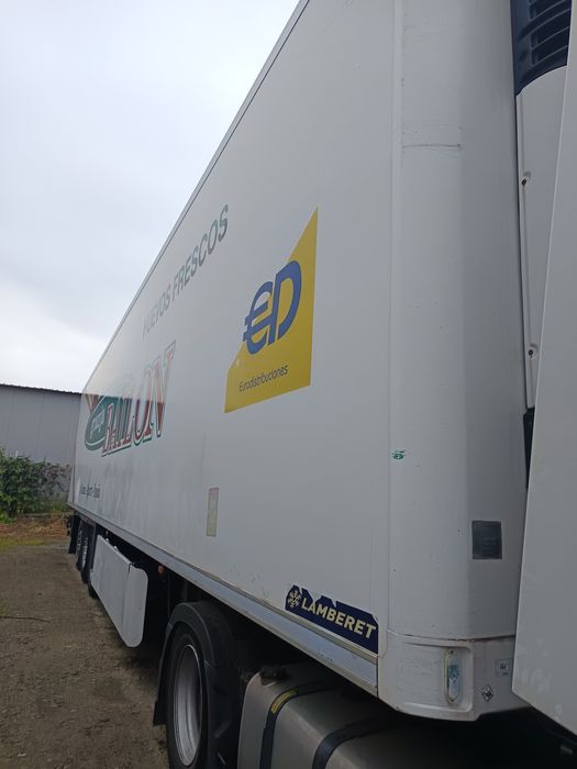 Vând semiremorca frigorifica