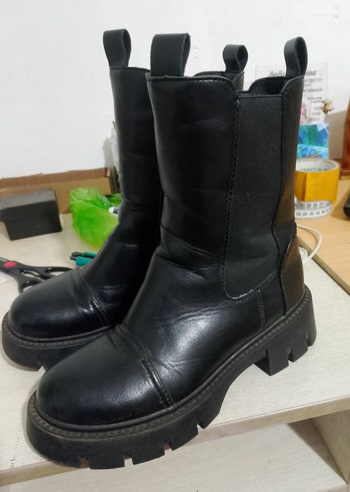 Срочно продам сапожки ботинки женские