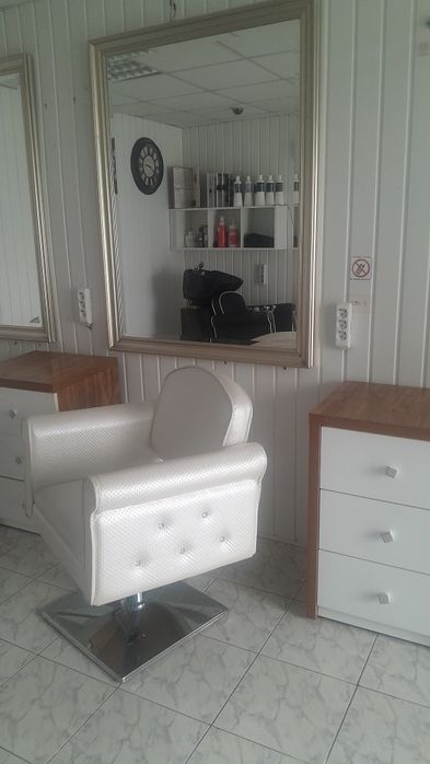 Vând doua posturi coafor