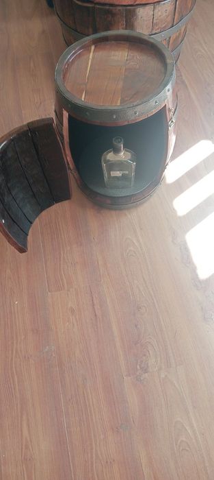 Мини бар от реставрирана дъбова  бъчва  уникална изработка  и стил  ..