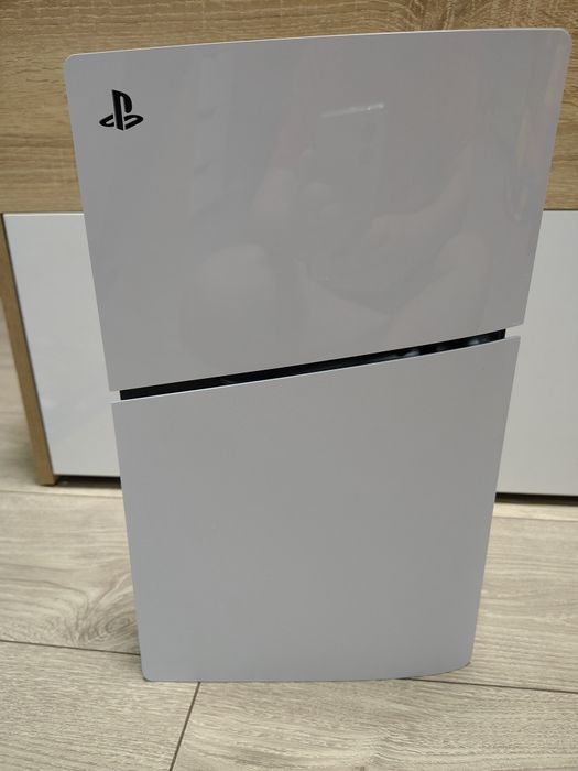 Продавам ps5 в отлично състояние с 10 игри