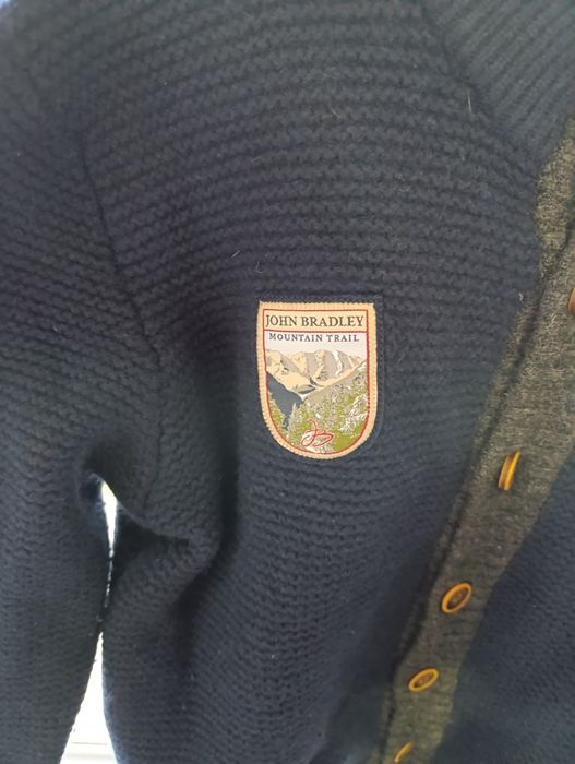 Продавам вълнена жилетка