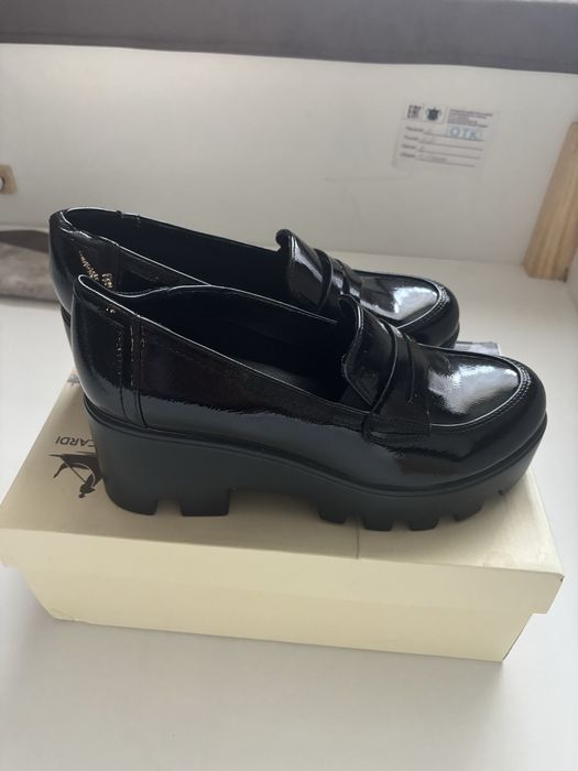 Продам туфли почти новые на девочку