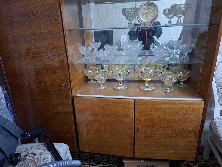 Сервант сотилади, б/ у