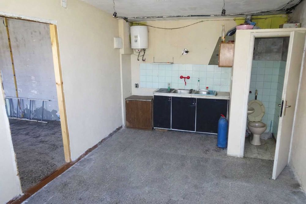 Продава се парцел с действащ търговски обект – директно от собственик