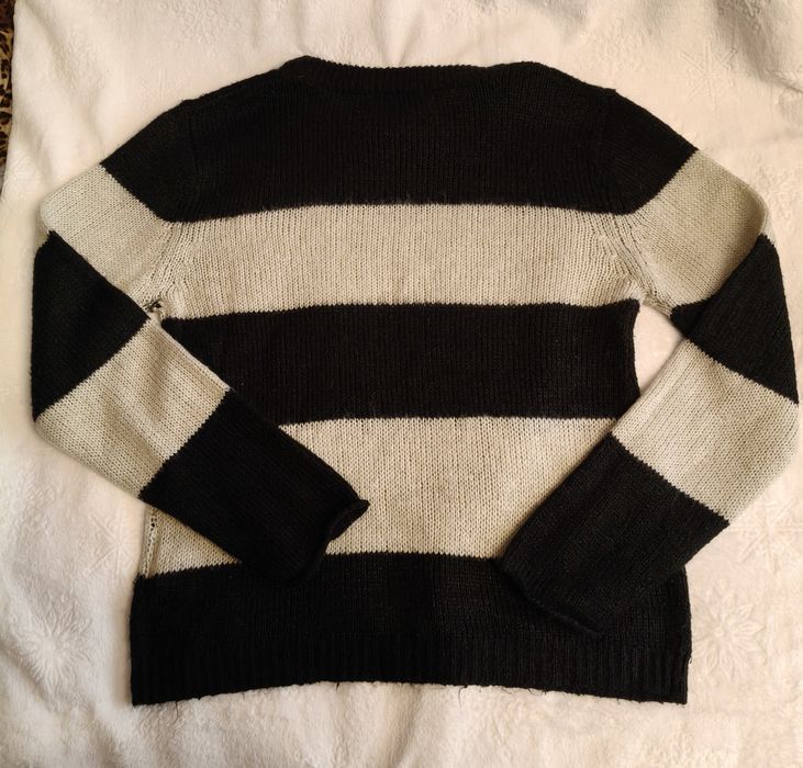 Раиран черно бял пуловер BikBok