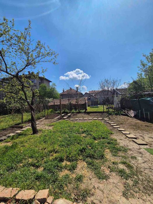 Продоваме обзаведена къща в гр. Левски !