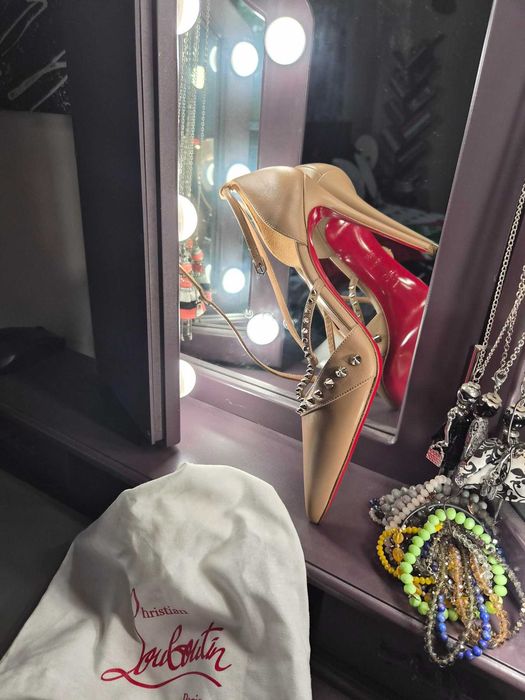 Statement absolut : pantofi Christian  Louboutin cu iconica talpa rosie