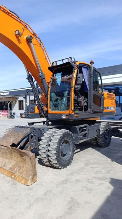 Экскаватор сотилади! 135.000$