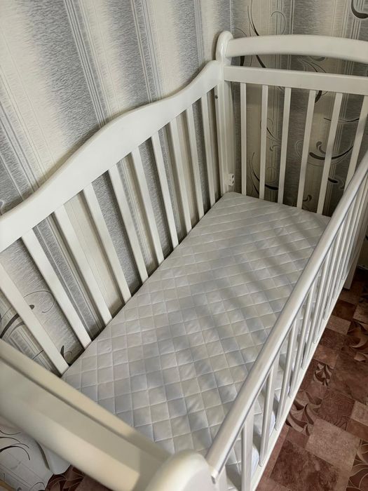 Детская кроватка и стол