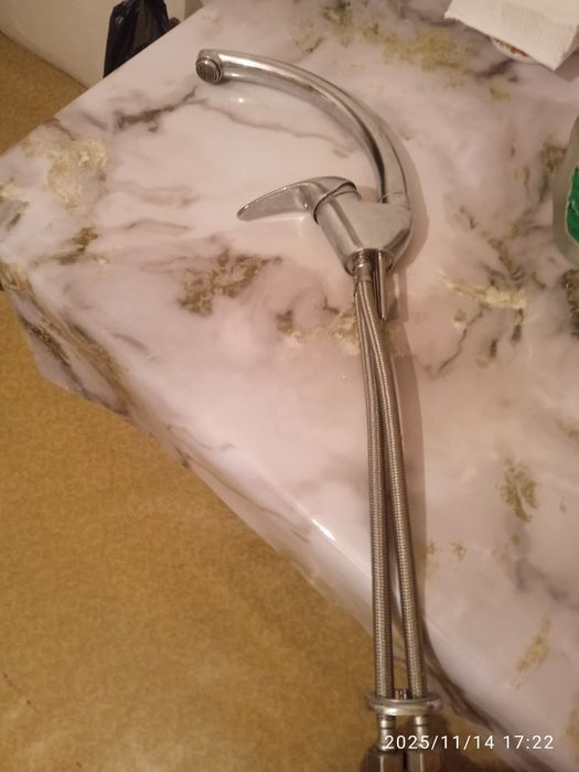 Продам смеситель на кухню