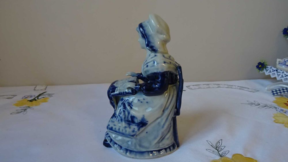 Декоративна висяща етажерка с миниатюрен сервиз  в делфтски стил.