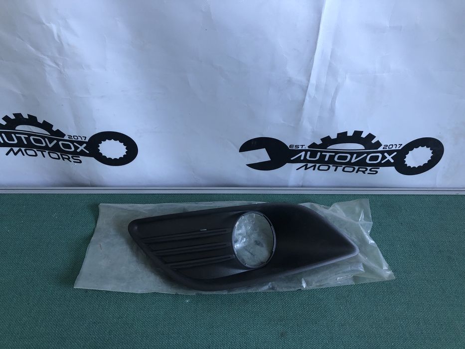 Grila proiector stanga fata Focus Focus 2008-2011