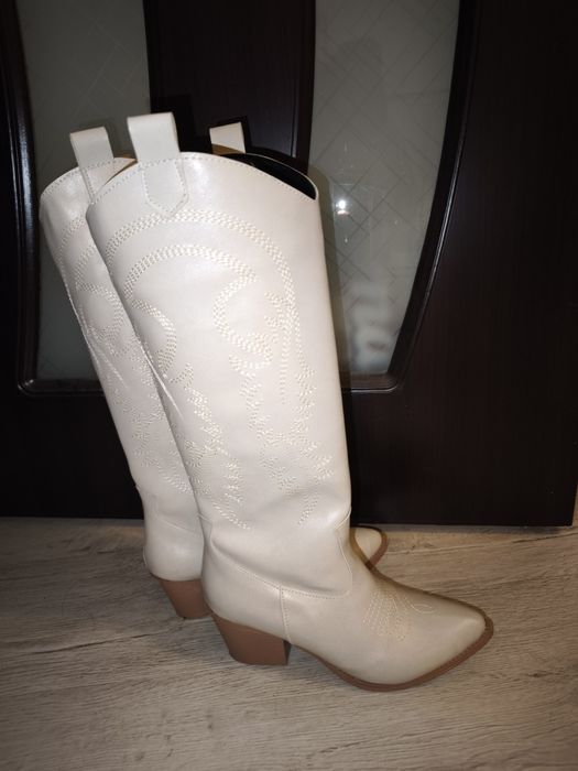 Дамски кожени каубойски ботуши в бежов цвят / екрю