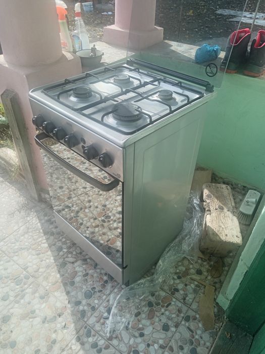 Vând aragaz Zanussi inox