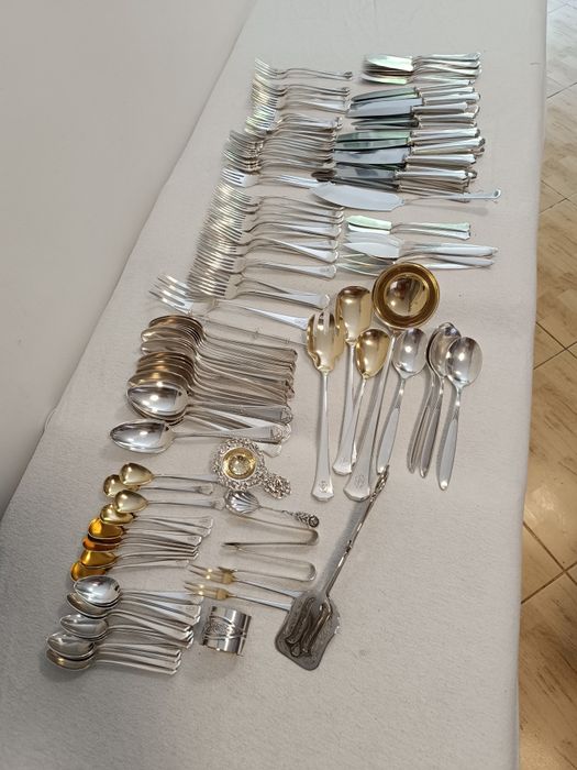 Vând Tacâmuri argintate.