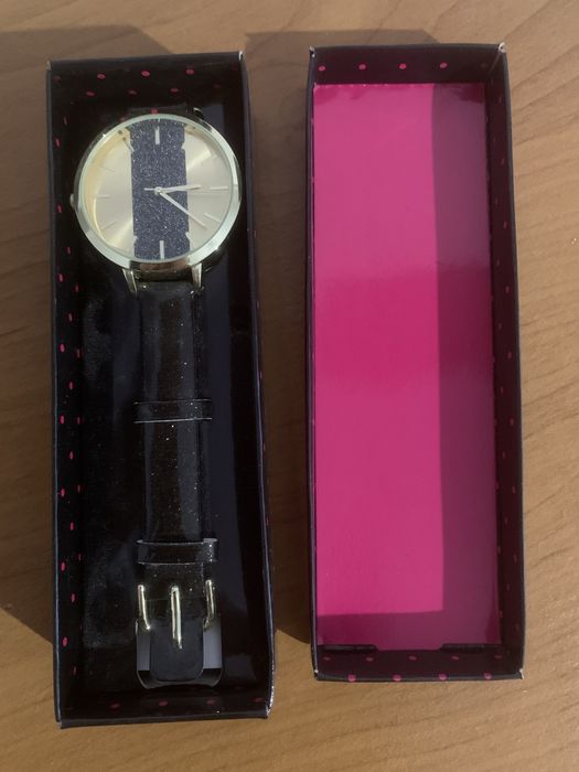 Дамски часовник нов